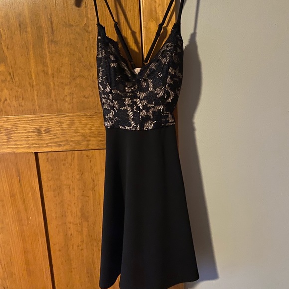 Size 2/4 or xs/s, color is Black and Tan. - Picture 1 of 4